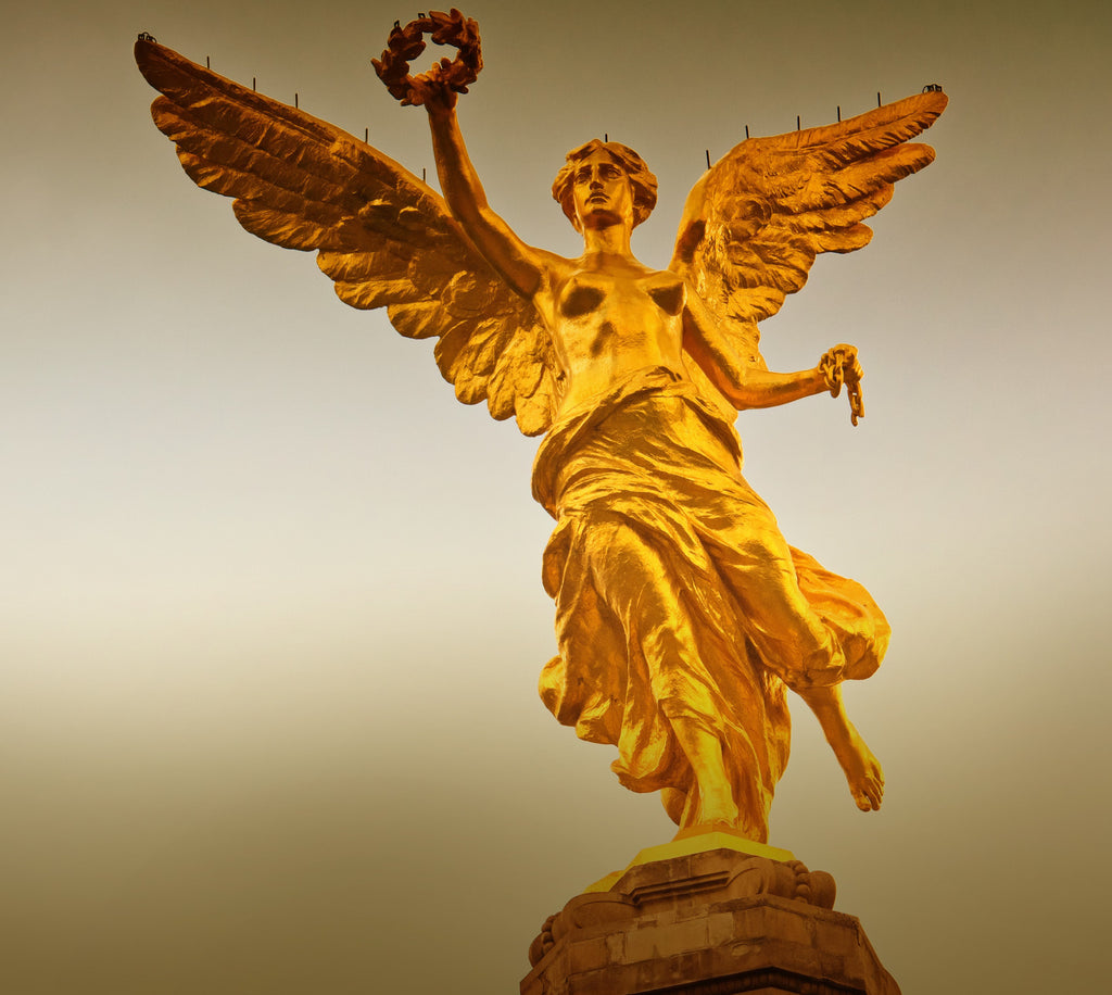 El Ángel de la Independencia, esta elaborado de bronce con una cubierta de  oro. Indepe…